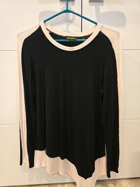 Black and white long sleeve Cartise top